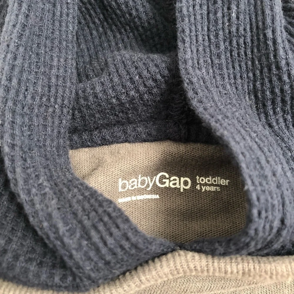 Gap gray and navy hooded long sleeve graphic t-shirt